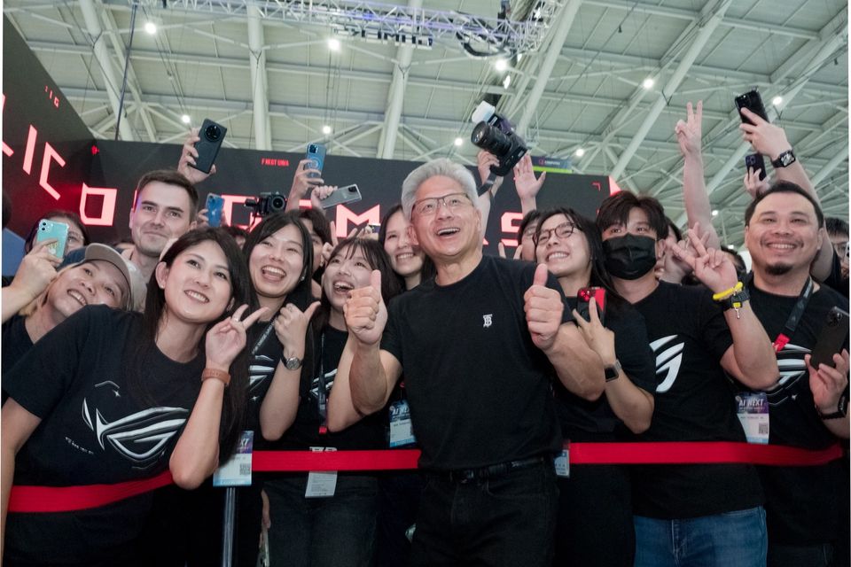 NVIDIA CEO Jensen Huang joins the ASUS ROG team for a group photo.